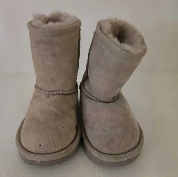 Kids Gray Uggs Size 8 - Picture 2 of 4